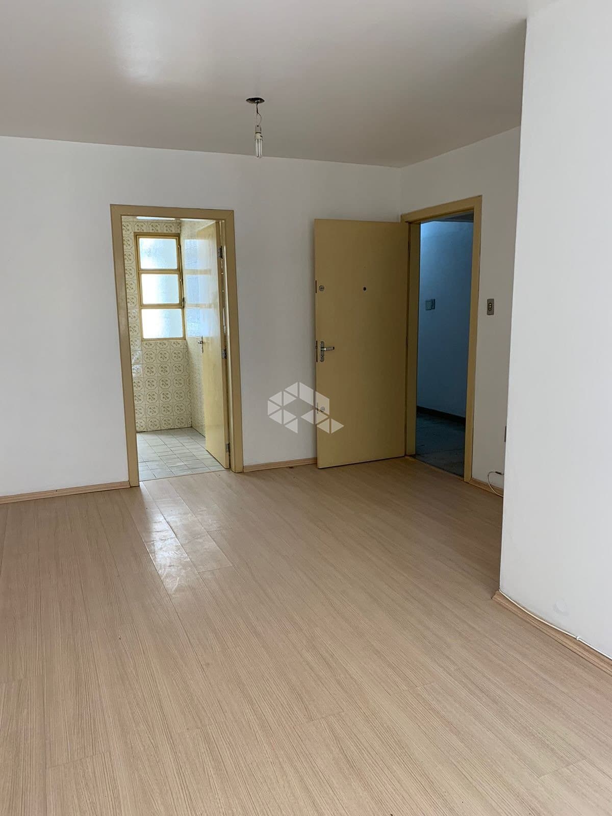Sala de estar vazia com piso laminado e paredes brancas