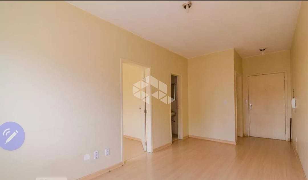 Sala de estar com piso laminado em tom claro e portas de acesso